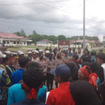 Dinilai Timbang Pilih Kasus, Polres SBT di Demo